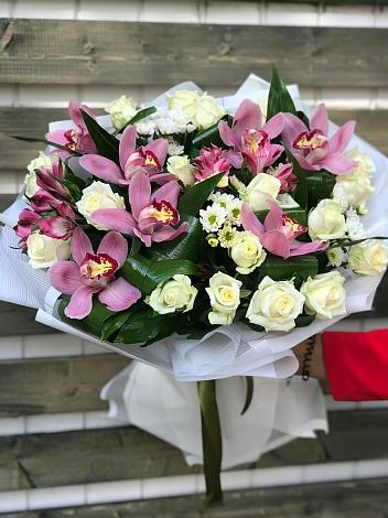 Букет цветов из: Розы и Хризантемы в Шигоны