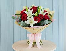 Букет цветов из:  Лилии и Розы в Шигоны