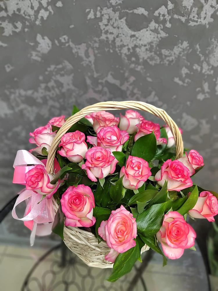 Цветочная композиция из Розы в корзине в Шигоны