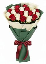 Букет Микс из красных и белых роз в Шигоны