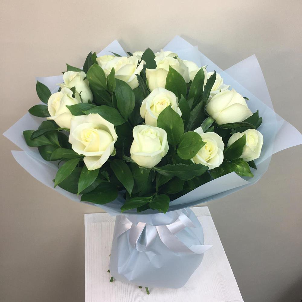Букет 15 Белых роз Проуд в Шигоны