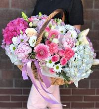 Композиция солнечный день в Шигоны Цветочная композиция из Розы, Хризантемы, Пионы и Лизиантусы в корзине в Шигоны