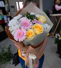 Букет цветов из:  Герберы, Розы и Хризантемы в Шигоны