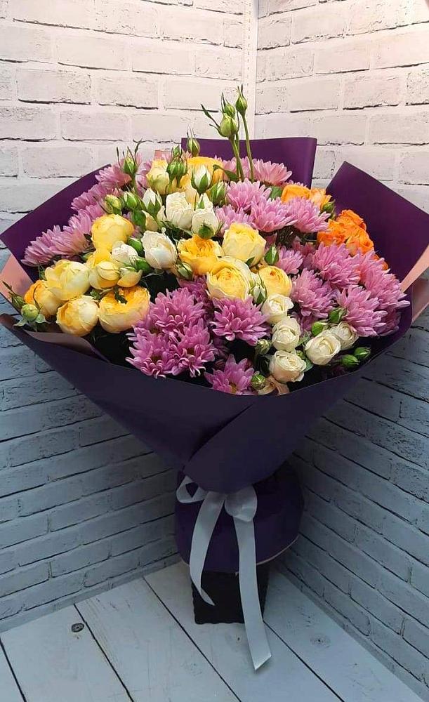 Букет цветов из: Хризантемы и Розы в Шигоны