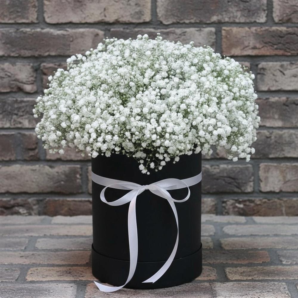 Цветочная композиция из Гипсофила в шляпной коробке в Шигоны