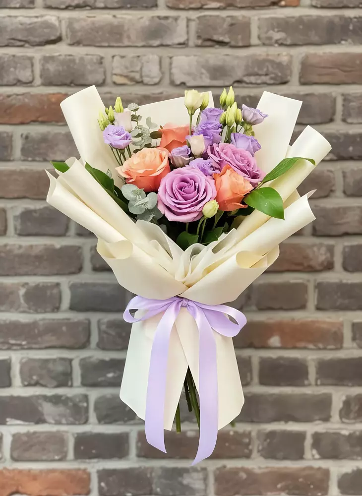 Букет цветов из: Лизиантусы и Розы в Шигоны