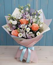 Букет цветов из:  Лизиантусы, Розы, Альстромерии и Гипсофила в Шигоны