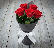 Букет 5 Красных роз Эдлесс Лав в Шигоны