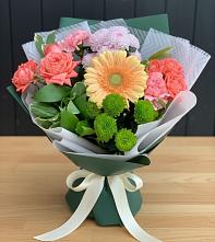 Букет цветов из:  Гвоздики, Розы, Герберы и Хризантемы в Шигоны