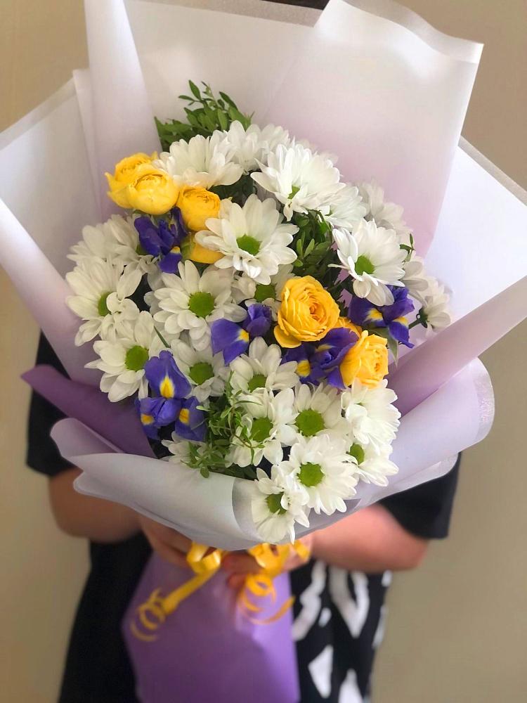 Букет цветов из: Ирисы, Хризантемы и Розы в Шигоны