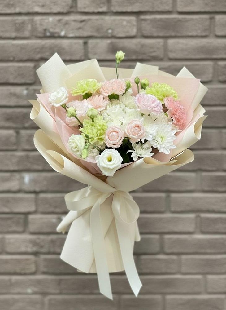 Букет цветов из: Гвоздики, Розы, Лизиантусы и Хризантемы в Шигоны