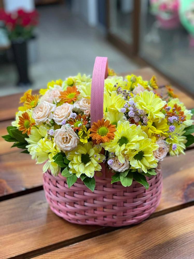 Цветочная композиция из Хризантемы и Розы в корзине в Шигоны