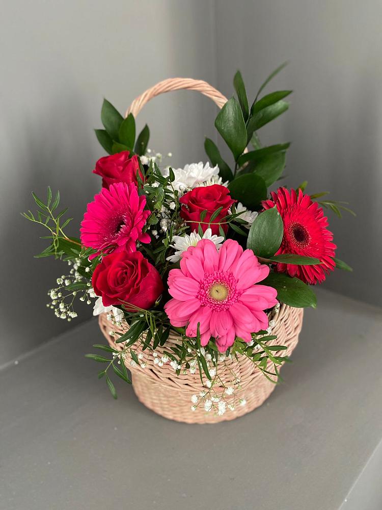 Цветочная композиция из Розы, Хризантемы и Герберы в корзине в Шигоны